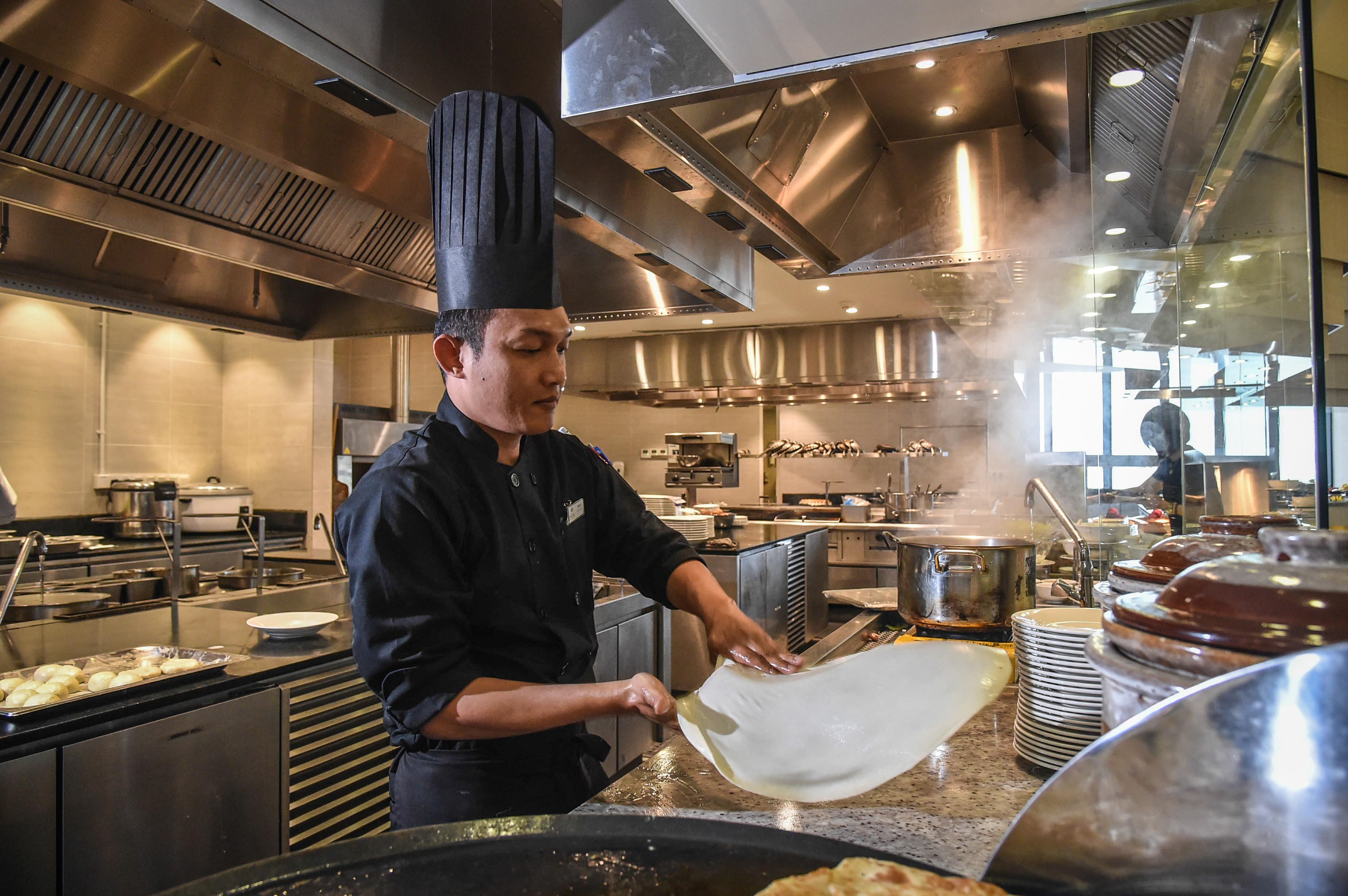 Grand Ion Delemen Hotel Genting Highlands Exterior foto A chef preparing rice noodles